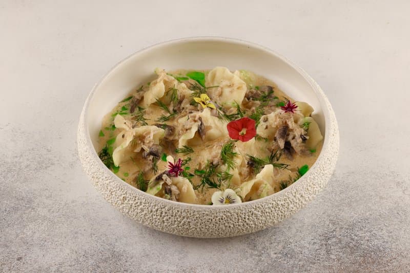 Равиоли с курицей и сливочным сыром в грибном соусе